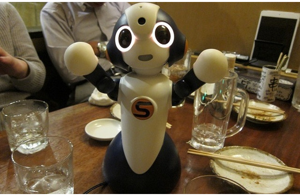 「くろきん神田本店」の「飲みニケーションロボット席」での「Sota（ソータ）」。テーブル上で来客の「飲み友だち」となる