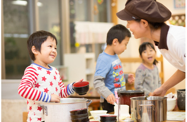 「茶々そしがやこうえん保育園」でのランチブッフェの風景。あすみ福祉会は「クリエイティブ教育」をテーマに、最新のデジタルデバイスやインターネットテクノロジーを積極的に導入し、子ども達の知性や感性・積極性を刺激する教育を行っている