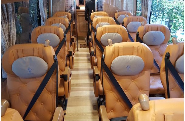 超豪華バス「ゆいプリマ」の内装。地元産の本革座席