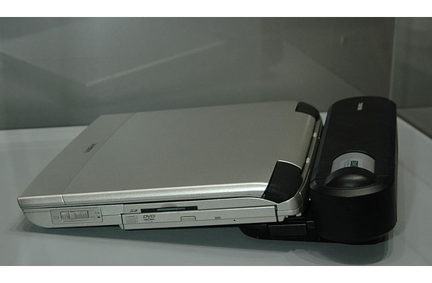 燃料電池搭載のノートPC（背面に装着されている黒いパーツが燃料電池ユニット）