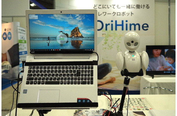 オリィ研究所による、離れた場所にいる人の分身となるロボット「Orihime」。人工知能搭載ではなく、遠隔操作によって操作する人の声や動きを伝えることができるロボットだ。モニター越しのテレビ会議とは異なる“存在感“があるのが特徴