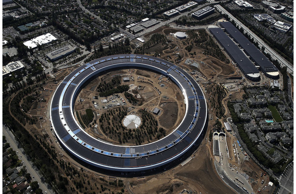 Appleの新社屋「Apple Park」。巨大な円盤型の社屋の奥に併設されている丸い建物が「Steve Jobs Theater」（C）Getty Images