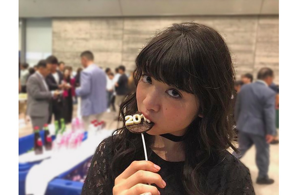 東京女子流・新井ひとみ、キメ顔でチョコをパクッ！「可愛すぎるー!!」と話題