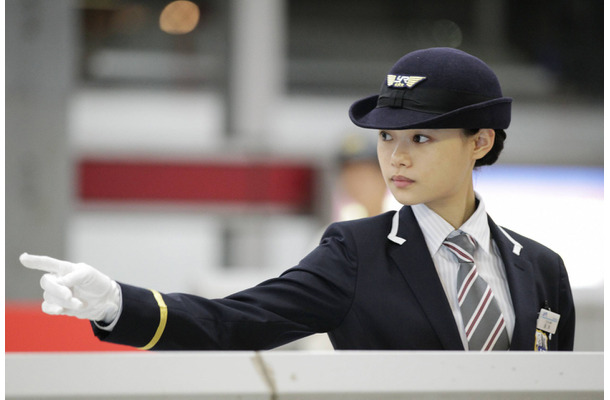 杉咲花、ドラマ『刑事ゆがみ』にゲスト出演！駅員制服で「気持ちが引き締まった」