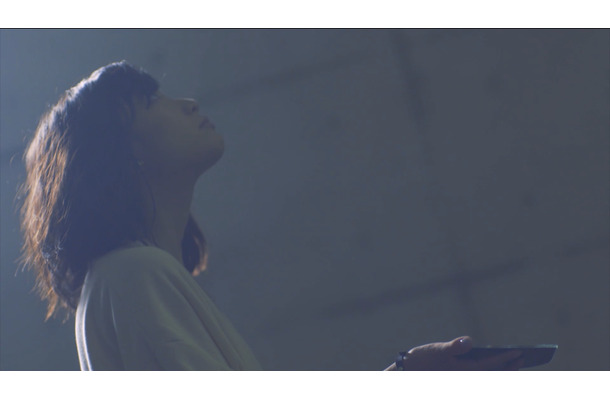 ももクロ・有安杏果、1stアルバムから「ヒカリの声」MV公開！
