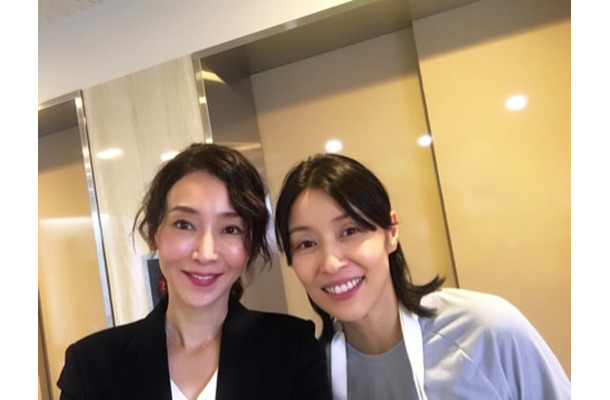 稲森いずみと水野美紀との自撮り2ショットに反響