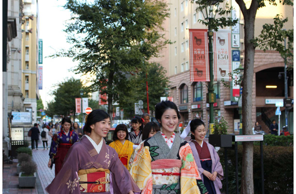 映画『はいからさんが通る』試写会に袴姿のハイカラ女学生が集合！パネル展示も実施