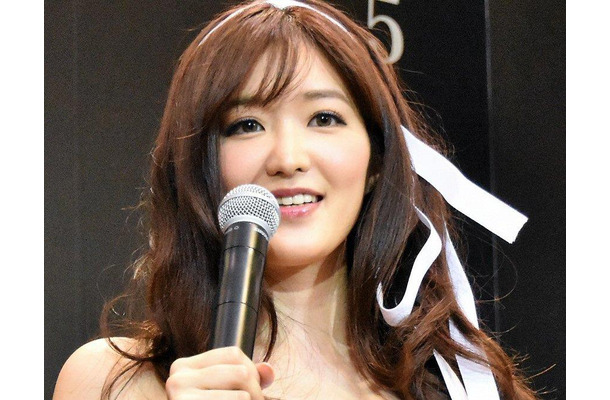 胸元にスリットが！葉加瀬マイ、さりげないセクシー衣装でファン魅了