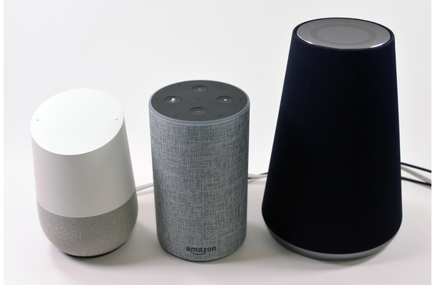 「Amazon Echo」（中央）が揃って、我が家に「Clova WAVE」（右）、「Google Home」（左）の3つのスマートスピーカーが揃いました。「Amazon Echo」の価格は1万1980円。Amazonプライム会員なら4000円引きの7980円で購入出来ます。