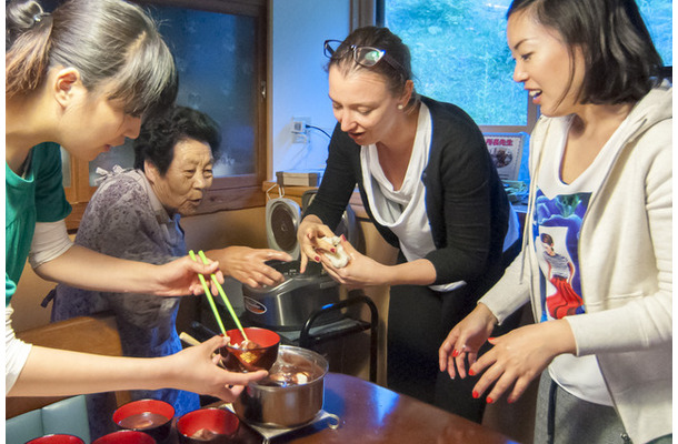 日本の田舎の家庭料理作りを体験するインバウンド客