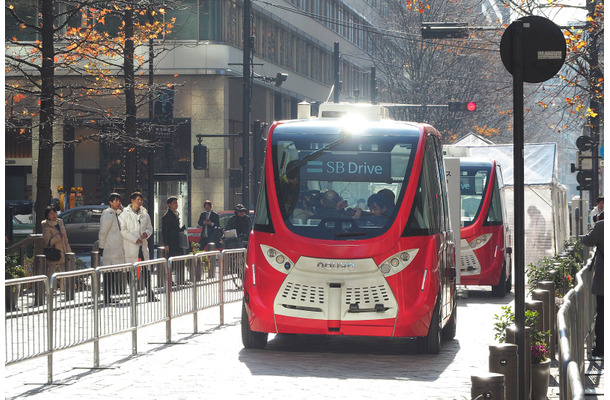 SBドライブは22日、東京 丸の内で自動運転バスの試乗会を開催。一般参加者を乗せて、オフィス街の石畳を往復した