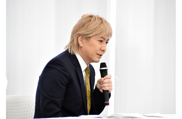 不倫報道について会見をする小室哲哉