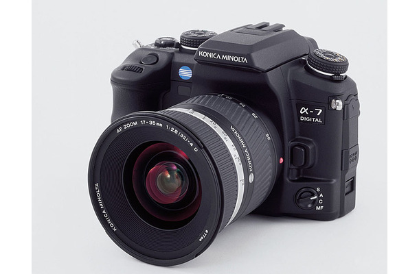 α-7 DIGITAL。有効610万画素CCDとCCDシフト方式手ブレ補正機構を搭載する
