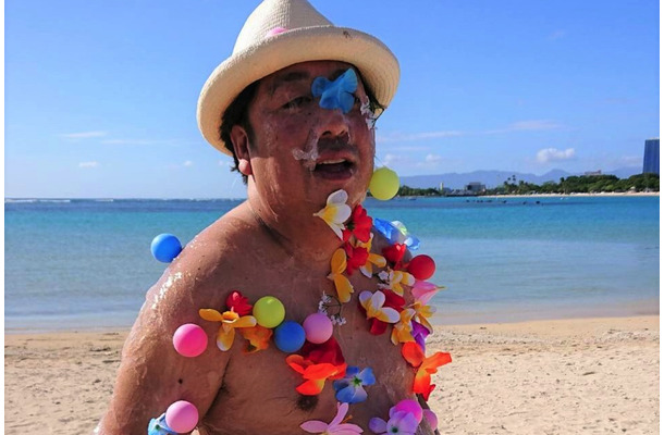 バナナマン日村 ハワイの海岸でローション お花まみれに Rbb Today