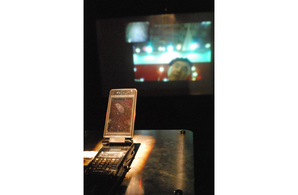 　CEATEC JAPAN 2008のドコモブースでは、プロジェクターを内蔵した携帯電話「プロジェクターケータイ」を展示している。
