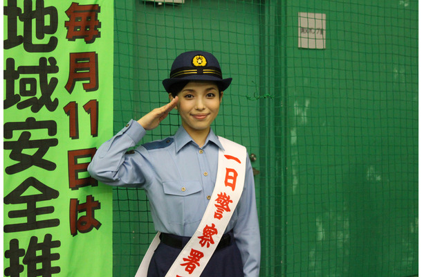 城南海、故郷・奄美大島で一日警察署長に任命！制服姿で奄美の島唄を歌唱