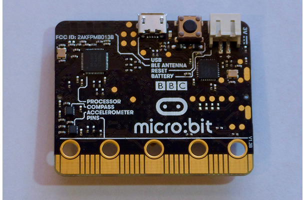 micro:bitの裏面には、チップが配置されている。ボードの上部にマイクロUSB端子、リセットボタン、電源端子が並ぶ