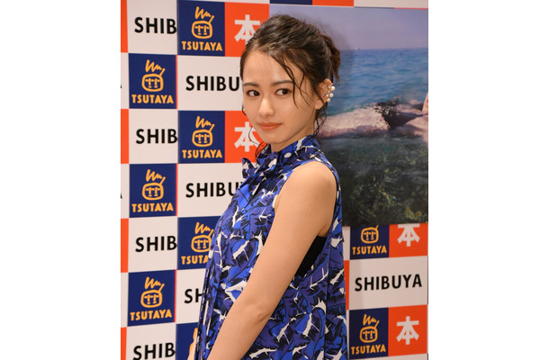 山本舞香 黒色 に異常なこだわり 実家は天井も壁紙も真っ黒で統一 Rbb Today