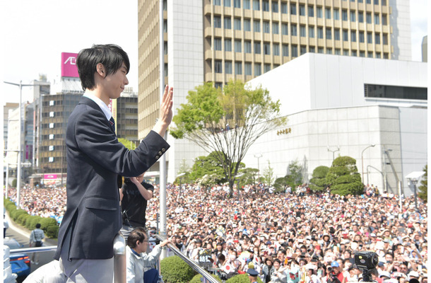 羽生結弦選手の祝賀パレードが開催！ファンに手をふって応える