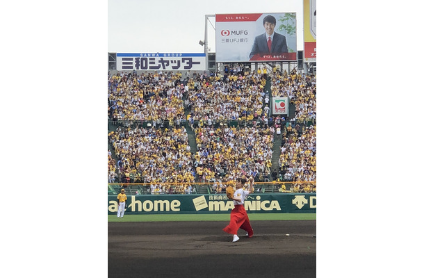 足立佳奈、夢の甲子園で始球式挑戦！豪速球を披露