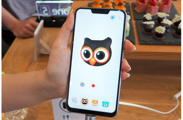 ユーザーの表情の変化に合わせて、ZenFoneシリーズのマスコット 禅太郎の表情が変わるZeniMoji。サードパーティのアプリで共有することができる