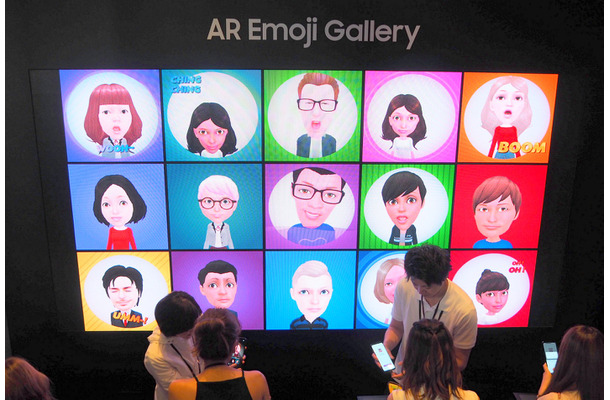 AR Emoji GALLERYで自分のアバターをつくる来場者たち。できあがると壁のモニターに追加される