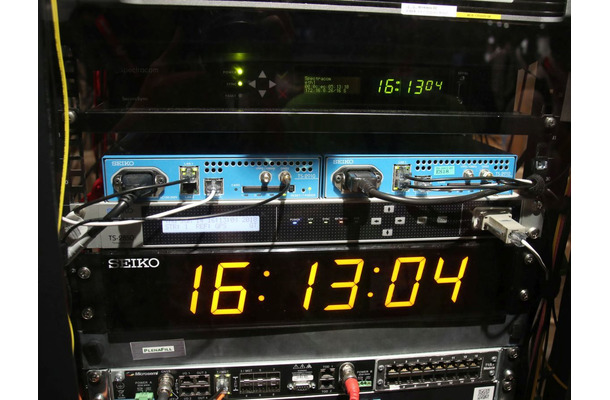 アワードを受賞したタイムサーバー：時計表示の上の青い筐体