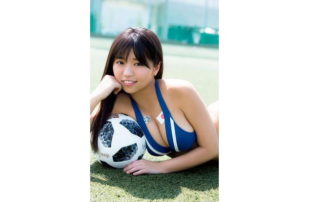 大原優乃、W杯を水着で応援！ユニフォーム姿も公開