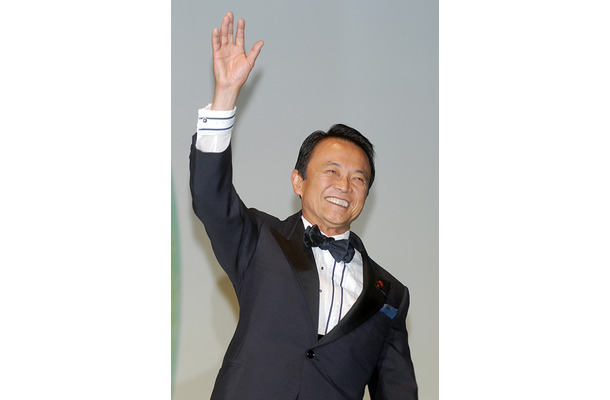 麻生総理がステージで挨拶