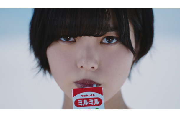 欅坂46・平手友梨奈、新CMで力強い視線