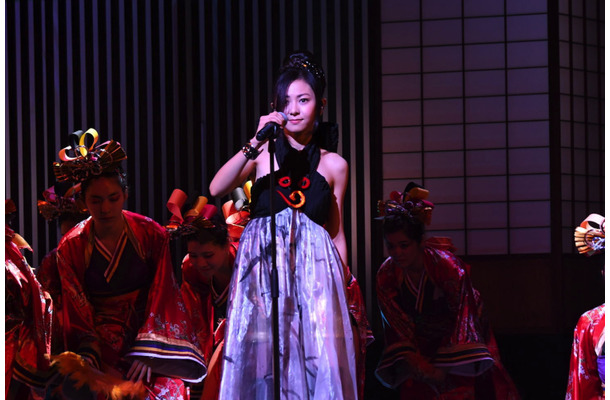 倉木麻衣、ドレス姿でダンサー150名を従えパフォーマンス