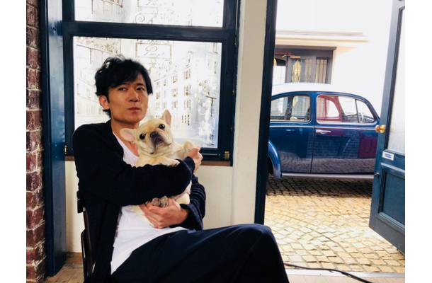 稲垣吾郎 草なぎ剛の愛犬 くるみちゃんを抱っこした写真公開し反響 くるちゃんになりたい の声 Rbb Today