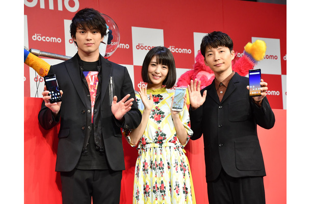 新田真剣佑、浜辺美波、星野源【写真：竹内みちまろ】