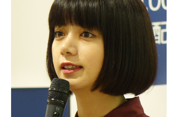 池田エライザ 生駒里奈を絶賛 肌つるっつるでかわいい 泣けるくらい美しい Rbb Today