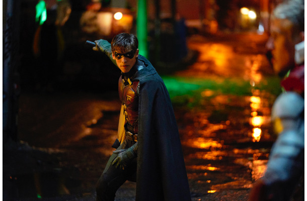 バットマンの元弟子・ロビン率いる少年ヒーロー集団の一人が犯罪に立ち向かう