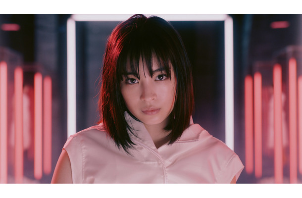 広瀬すず 新cmでガラス突き破る大胆アクション Rbb Today