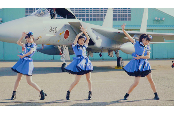 F-15戦闘機をバックにダンス！「Run Girls, Run！」ニューシングルMV＆ジャケ写公開