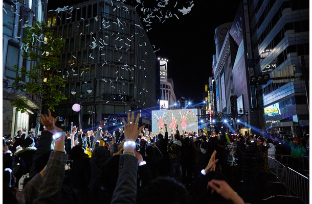 未来のパブリックビューイング！Perfumeのカウントダウンライブが渋谷特設会場と共有