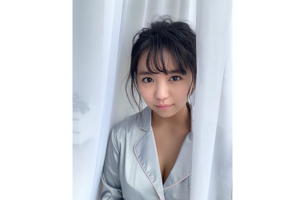 大原優乃、パジャマから谷間がチラリとのぞくセクシーショット公開