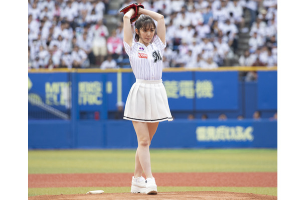元°C-ute鈴木愛理、初始球式で美しい投球フォーム披露！