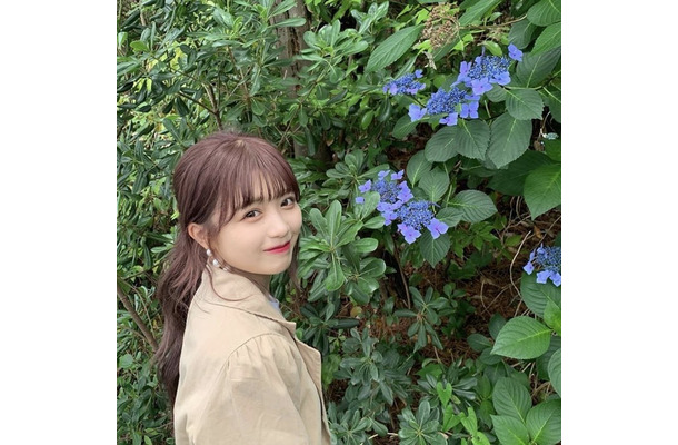 Kirari、紫陽花バックにポニテで微笑む姿に「お花よりもかわいい」