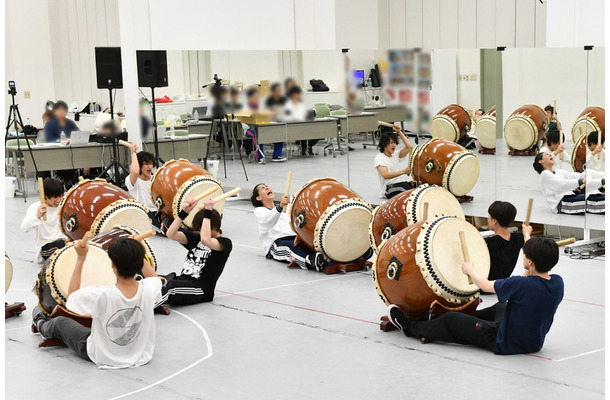 滝沢秀明プロデュース企画“腹筋太鼓”の稽古風景