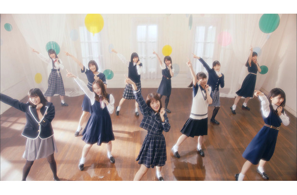 “メガネダンス”と“傘ダンス”に注目！乃木坂46、新MV公開