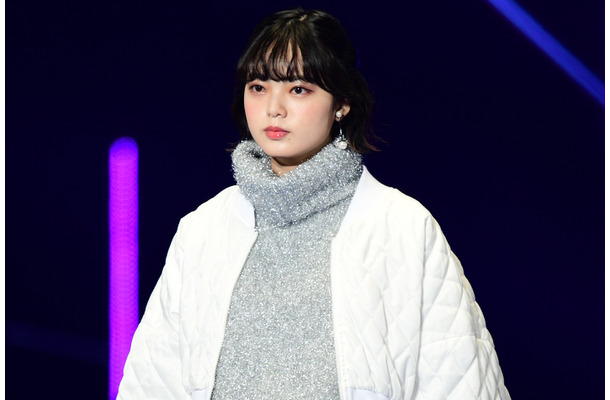 【TGC 2019】欅坂46平手友梨奈、TGCにサプライズ登場＆微笑みも