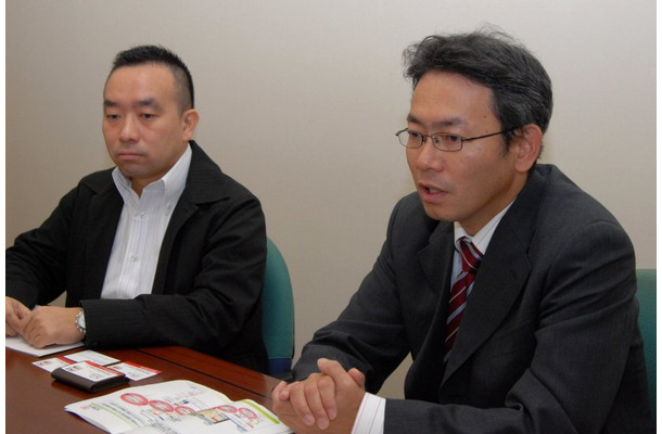 NTTデータのビジネスソリューション本部HOME4Uプロジェクト課長代理の村上隆史氏（左）とビジネスソリューション本部HOME4Uプロジェクト課長代理の小林憲司氏