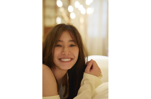 新木優子、2nd写真集『honey』より“彼女感”あふれる笑顔カット公開