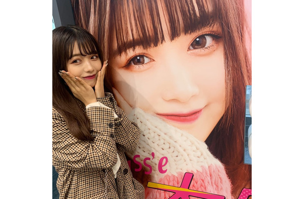 Kirari、ポスターに写る自分と2ショット！Wで「かわいすぎる」の声