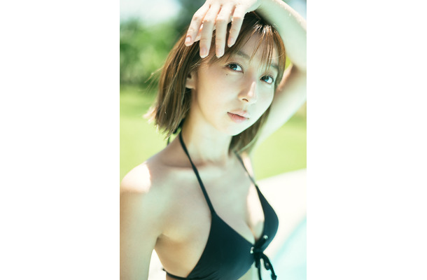 飯田里穂、6年ぶりに水着姿を披露！芸能生活20周年記念で写真集発売