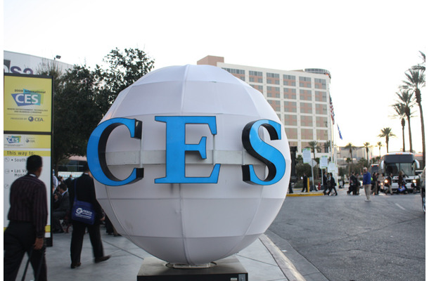 　本日8日（現地時間）、いよいよ世界最大規模の家電見本市「2009 International CES」が米ラスベガスにて開幕した。「100年に1度の津波」といわれる世界的な不況の中で開催される今回のCESだが、来場者数は昨年と同等の14万人が見込まれている。