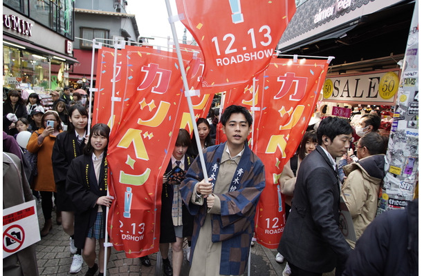 成田凌が原宿にサプライズ登場で、女子中高生パニック！